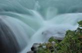 O balé das águas na Athabasca Falls, no Jasper National Park, em Alberta, no Canadá